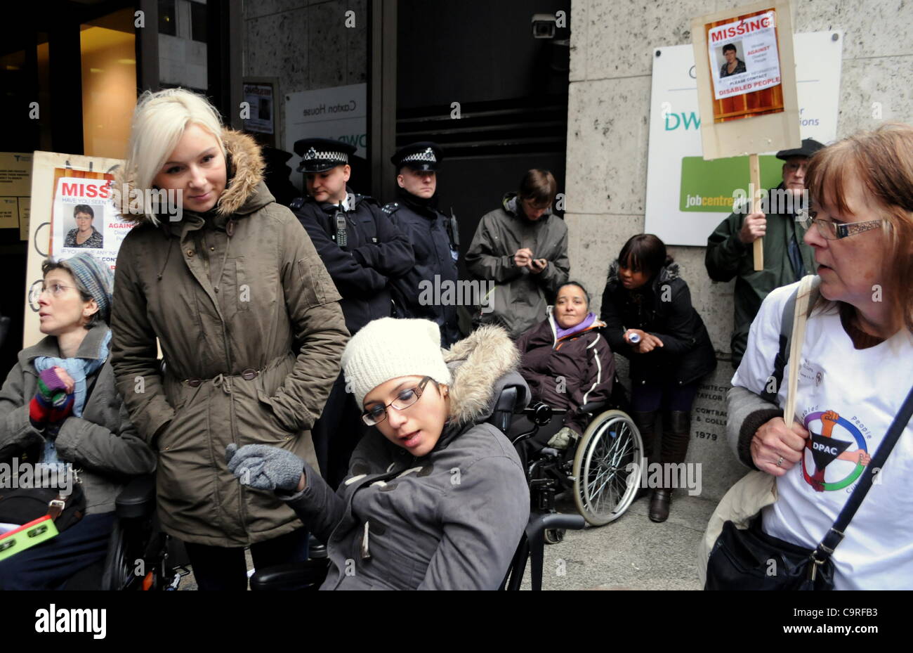 Londra, Regno Unito. 13/02/12. Le persone disabili contro i tagli e il diritto al lavoro gli attivisti protesta al di fuori della sede del Dipartimento del Lavoro e delle pensioni a Londra in Tothill Street. Foto Stock