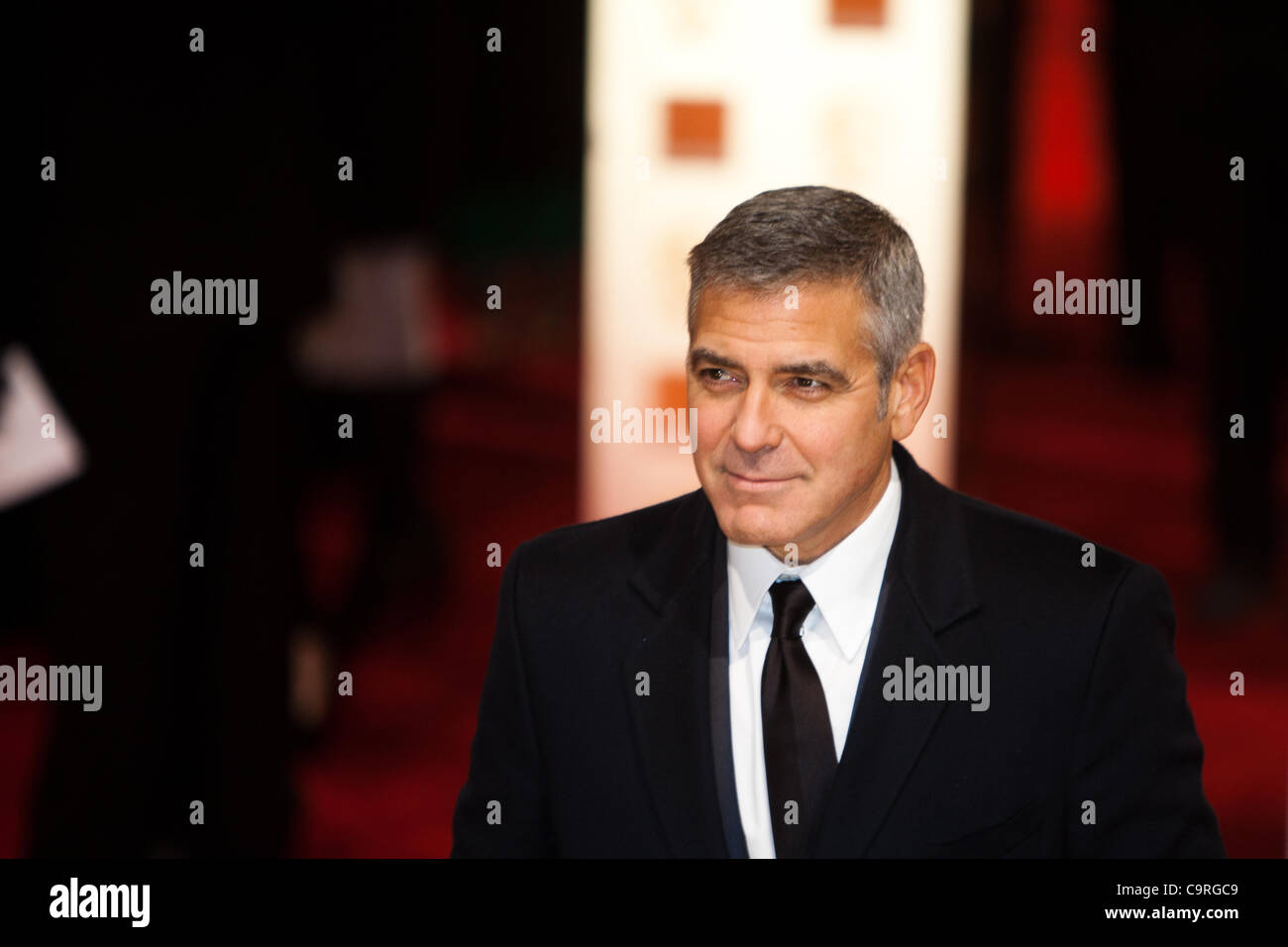 Londra, UK, 12/02/2012. Attore, Goerge Clooney, che arrivano sul tappeto rosso per assistere al 2012 BAFTAs Foto Stock