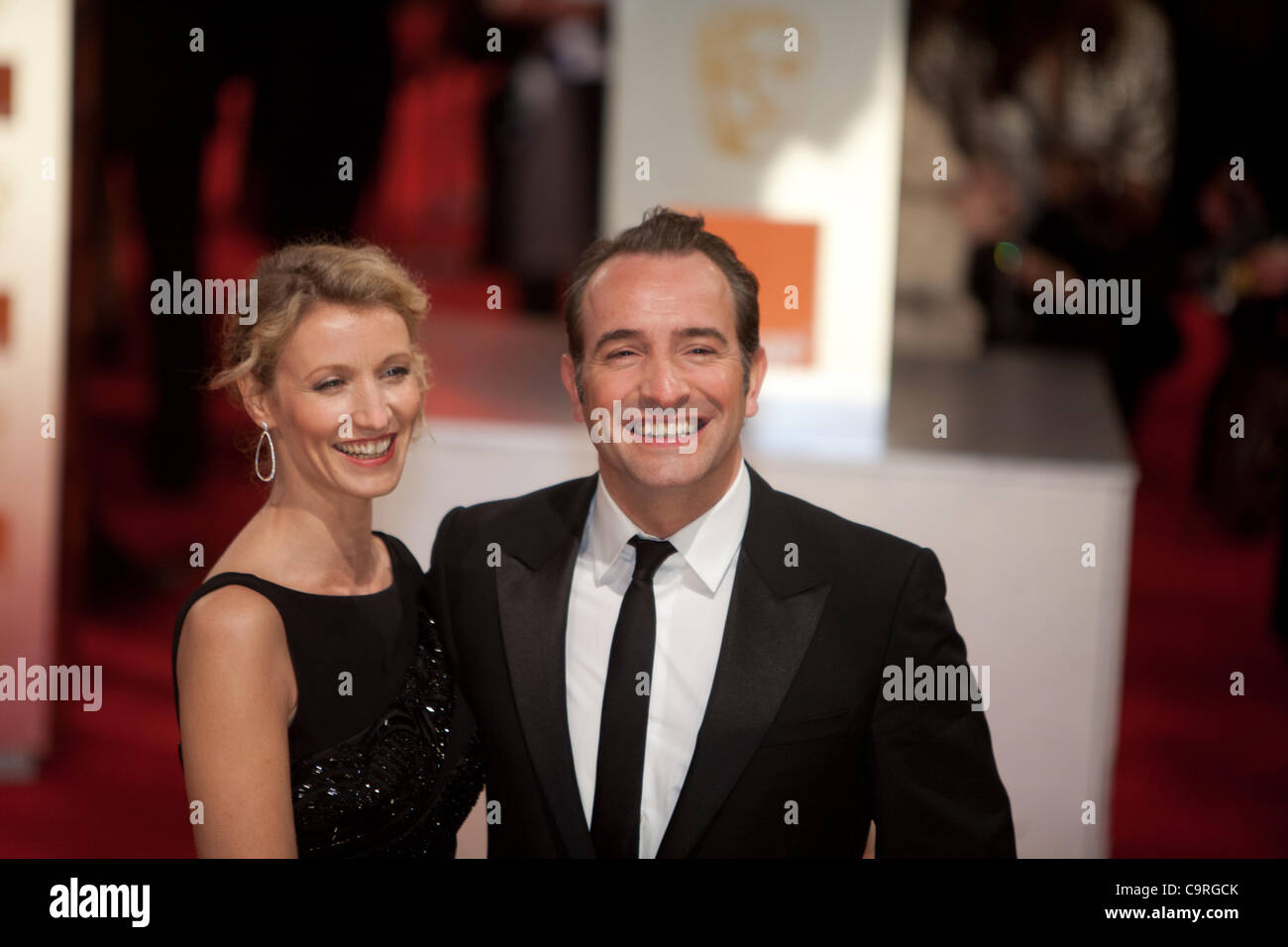 Londra, UK, 12/02/2012. Attore francese Jean Dujardin) e sua moglie, l'attrice francese Alexandra Lamy, arrivando a lui 2012 BAFTAs Foto Stock