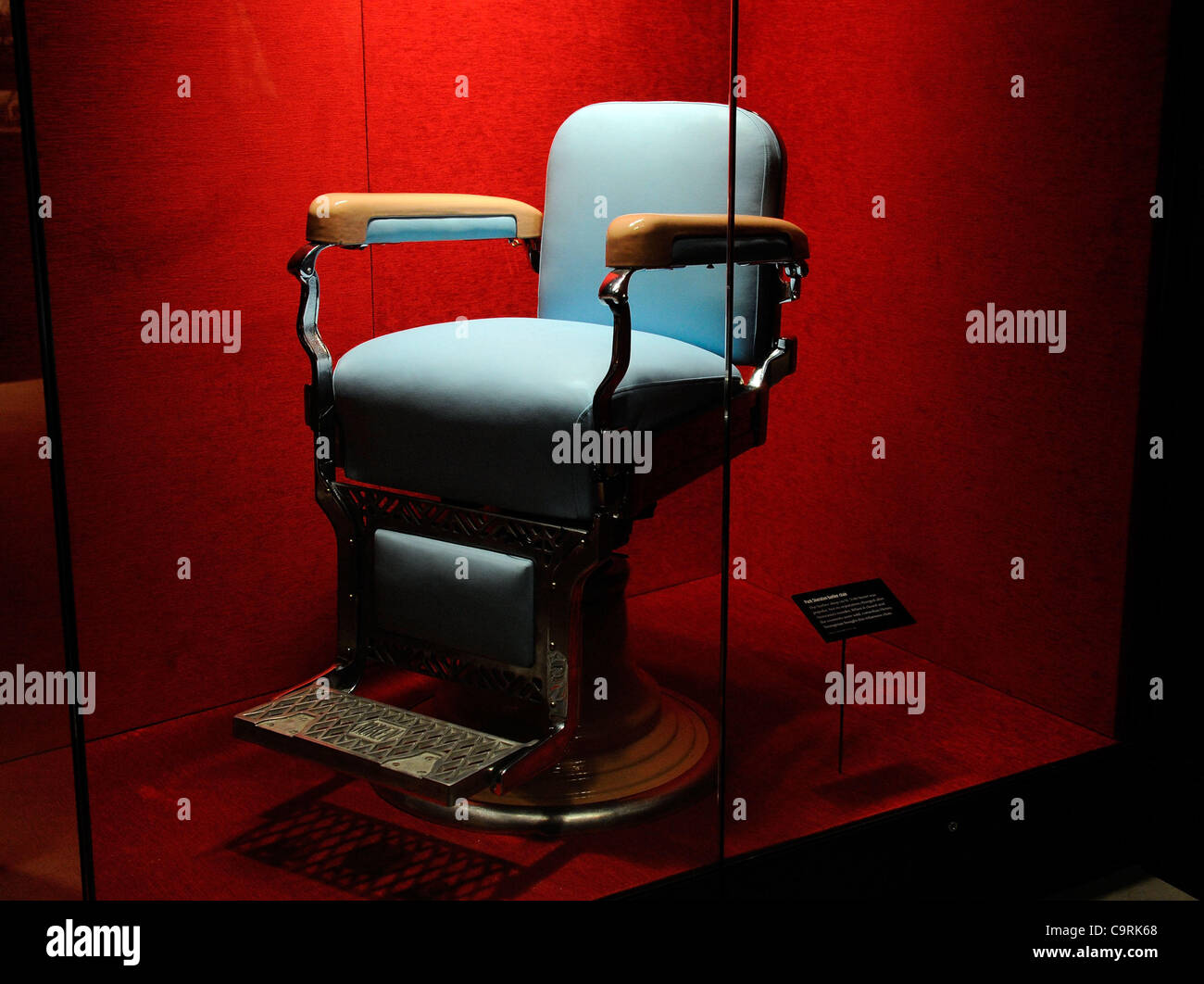 Febbraio 13, 2012 - Las Vegas, Nevada, Stati Uniti d'America - La sedia del barbiere dal Park Hotel Sheraton New York in cui Gambino famiglia criminalità boss Albert Anastasia venne assassinato è visualizzato in corrispondenza della Mob Museo Febbraio 13, 2012 a Las Vegas, Nevada. Il museo, conosciuta anche come il Museo Nazionale della criminalità organizzata Foto Stock