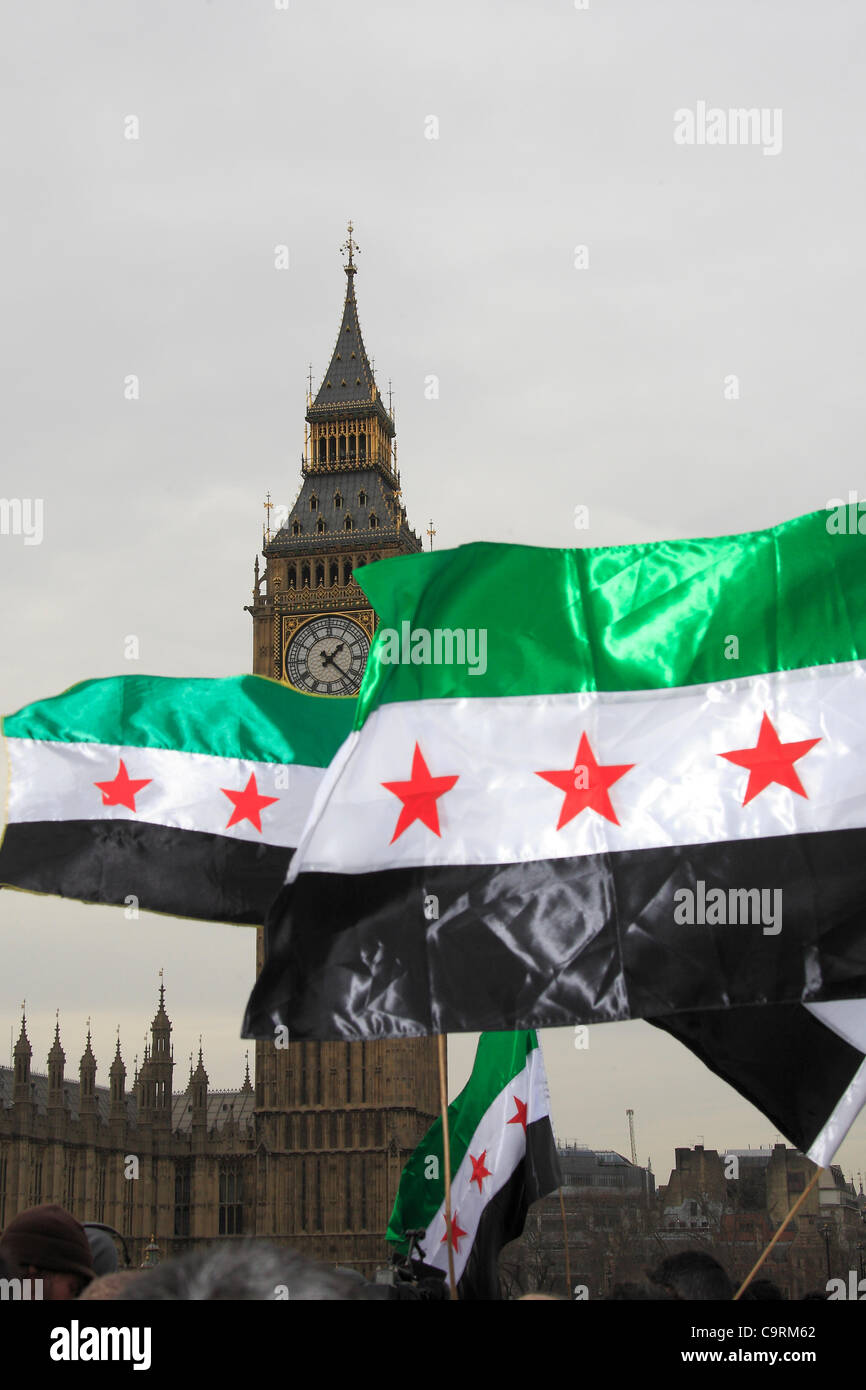 Siro bandiere vicino alla casa del parlamento come parte delle Rose per i Martiri evento sul Westminster Bridge per San Valentino.s Foto Stock