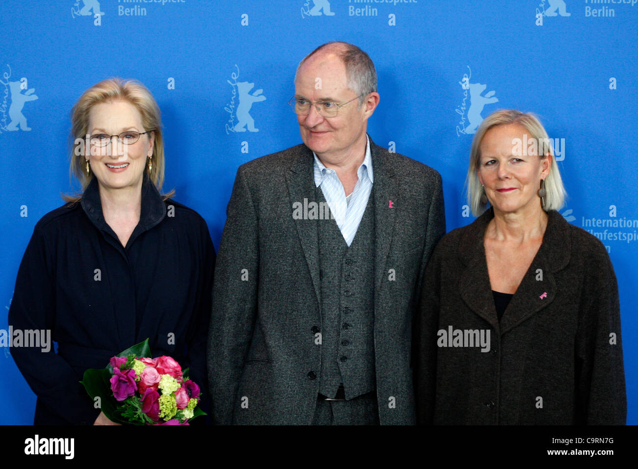 14 febbraio 2012 Berlino Germania. L'attrice Meryl Streep, attore JIM BROADBENT e direttore Phyllida Lloyd rappresentano per i fotografi al photocall per il film "La signora di ferro' durante il 62° Festival Internazionale del Cinema di Berlino Berlinale. Foto Stock
