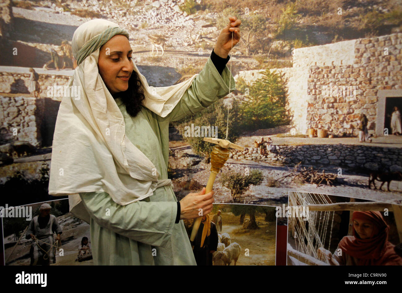 Una Donna vestita di cosiddetti vestiti biblica promuovere un open-air  museum di Nazaret che ricostruisce e reenacts vita del villaggio della  Galilea al tempo di Gesù al IMTM - Mediterraneo internazionale del