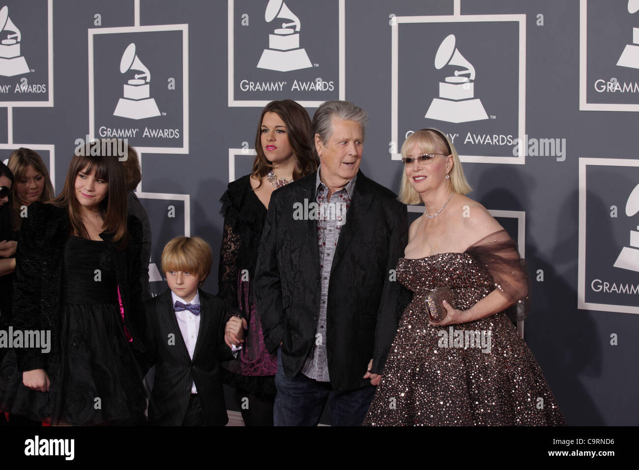 Febbraio 12, 2012 - Los Angeles, California, Stati Uniti - BRIAN WILSON e la moglie Melinda LEDBETTER e famiglia arriva per il 2012 Grammy Awards alla Staples Center. (Credito Immagine: © Lisa O'Connor/ZUMAPRESS.com) Foto Stock