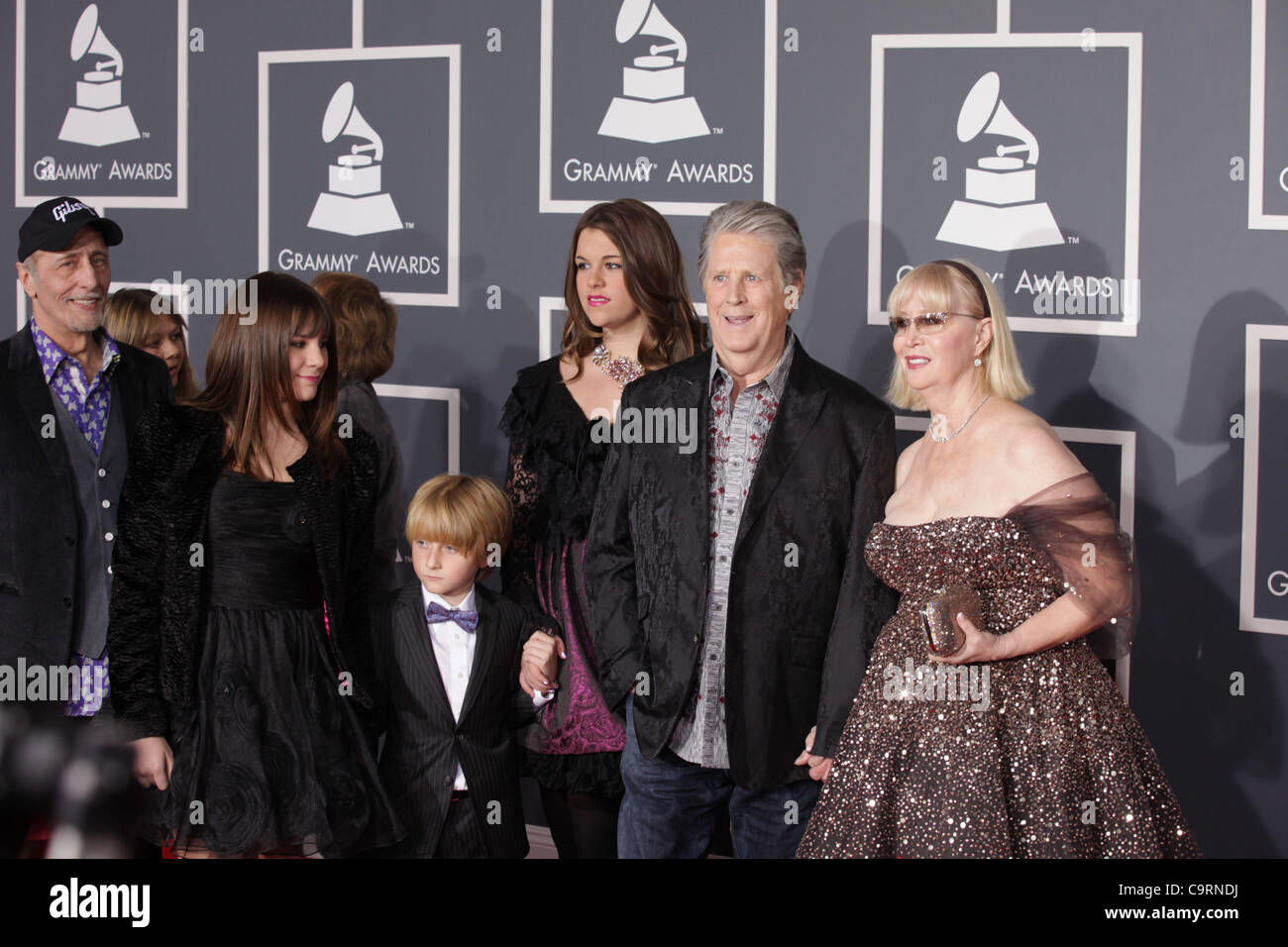 Febbraio 12, 2012 - Los Angeles, California, Stati Uniti - BRIAN WILSON e la moglie Melinda LEDBETTER e famiglia arriva per il 2012 Grammy Awards alla Staples Center. (Credito Immagine: © Lisa O'Connor/ZUMAPRESS.com) Foto Stock