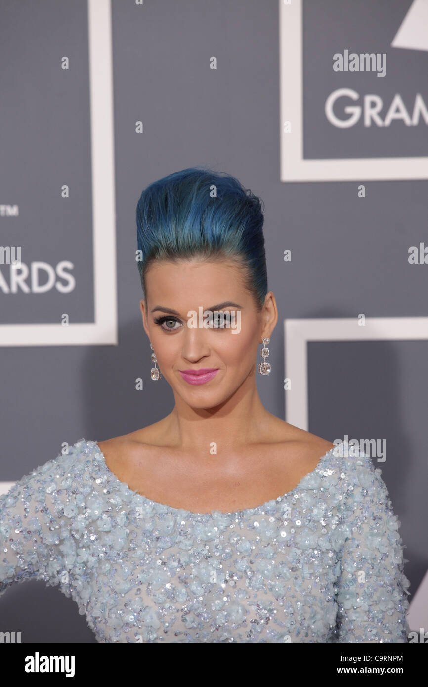 Febbraio 12, 2012 - Los Angeles, California, Stati Uniti - KATY PERRY con capelli blu updo, come lei arriva per il 2012 Grammy Awards alla Staples Center. (Credito Immagine: © Lisa O'Connor/ZUMAPRESS.com) Foto Stock