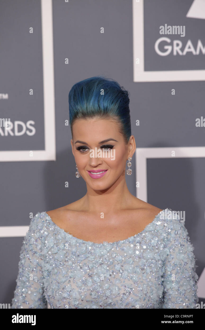 Febbraio 12, 2012 - Los Angeles, California, Stati Uniti - KATY PERRY con capelli blu updo, come lei arriva per il 2012 Grammy Awards alla Staples Center. (Credito Immagine: © Lisa O'Connor/ZUMAPRESS.com) Foto Stock