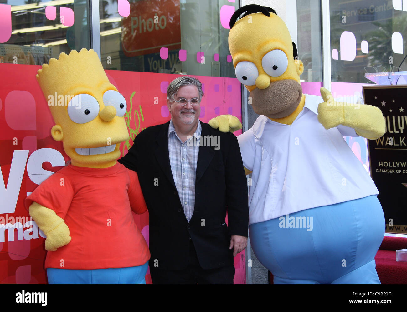 BART SIMPSON & Matt Groening & Homer Simpson creatore di The Simpsons Matt Groening onorato con una stella sulla Hollywood Walk of Fame di Hollywood, LOS ANGELES, CALIFORNIA, STATI UNITI D'AMERICA 14 febbraio 2012 LBU80385 Foto Stock