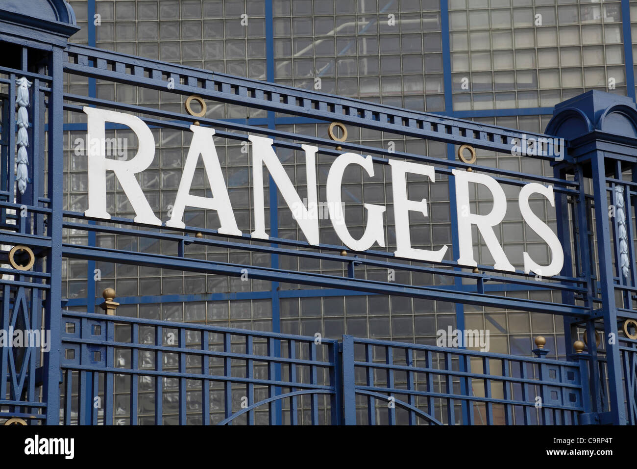 Ibrox Stadium, Edmiston Drive, Ibrox, Glasgow, Scozia, Regno Unito, martedì, 14 febbraio, 2012. I Rangers firmano sopra i cancelli all'Ibrox Park, la casa del Rangers Football Club Foto Stock