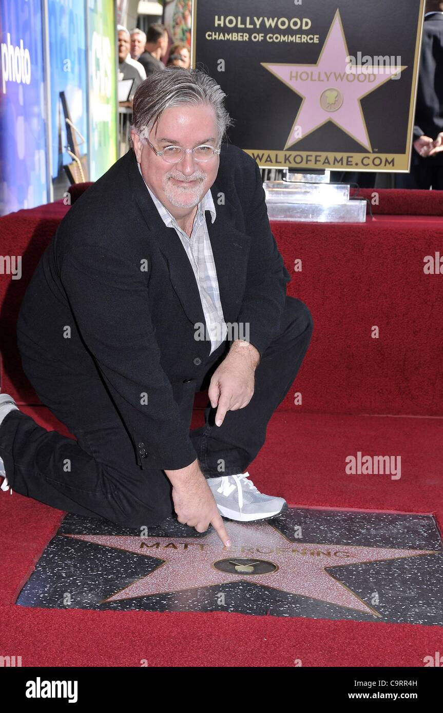 Matt Groening presso la cerimonia di induzione per la stella sulla Hollywood Walk of Fame per Matt Groening, Hollywood Boulevard, Los Angeles, CA, il 14 febbraio 2012. Foto Da: Michael Germana/Everett Collection Foto Stock