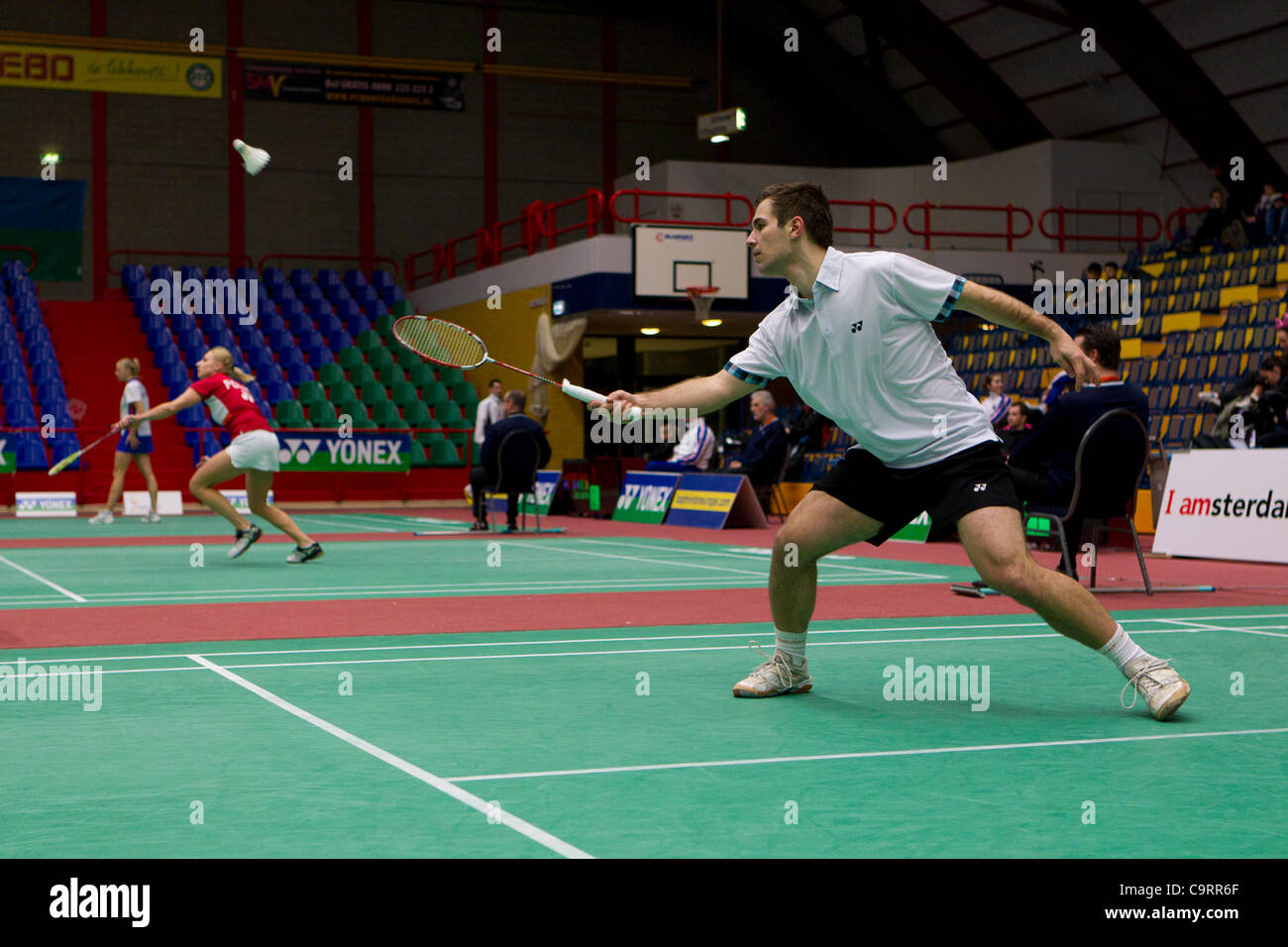 AMSTERDAM, PAESI BASSI, 14/02/2012. Badminton player Henrik Toth (Ungheria, nella foto) perde la sua partita contro Eric Pang (Paesi Bassi) nella fase di gruppo del Team europeo Championships 2012. Foto Stock