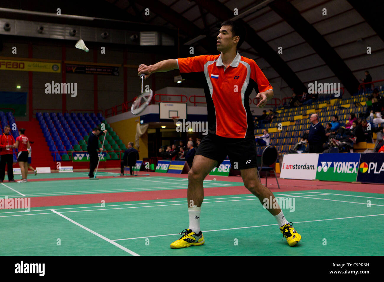 AMSTERDAM, PAESI BASSI, 14/02/2012. Badminton player Eric Pang (Paesi Bassi, nella foto) vince la sua partita contro Henrik Toth (Ungheria) nella fase di gruppo del Team europeo Championships 2012. Foto Stock