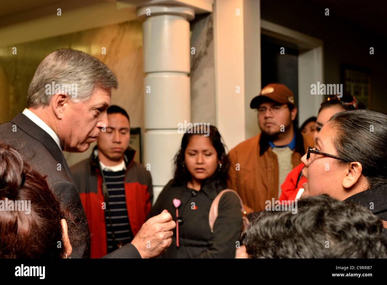 Lo stato dell'Alabama Senatore Gerald Allen, repubblicani (sinistra) racconta attivista immigrati Maria Garcia di Tuscaloosa, AL, "è un buon giorno per essere in America...se sono legali.' Garcia è venuto alla Alabama legislatura il 14 febbraio con il compagno di attivisti che sono attività di lobbying per abrogare HB56 anti-disposizioni in materia di immigrazione. ©Ann poco Foto Stock