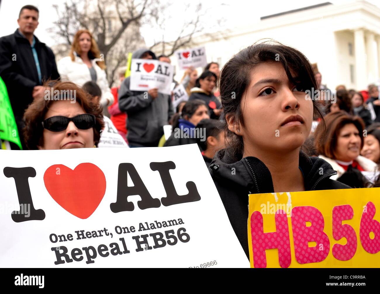 "Un cuore, un Alabama' immigrazione-diritti rally al di fuori dell'Alabama State House Il 14 febbraio. Attivista ricercato abrogazione del duro anti-le leggi sull'immigrazione in Alabama. Alcuni immigranti hanno portato Valentino per i legislatori che, nel 2011, EMANATA HB56, limitando la proprietà e le autorizzazioni del driver. ©Ann poco Foto Stock