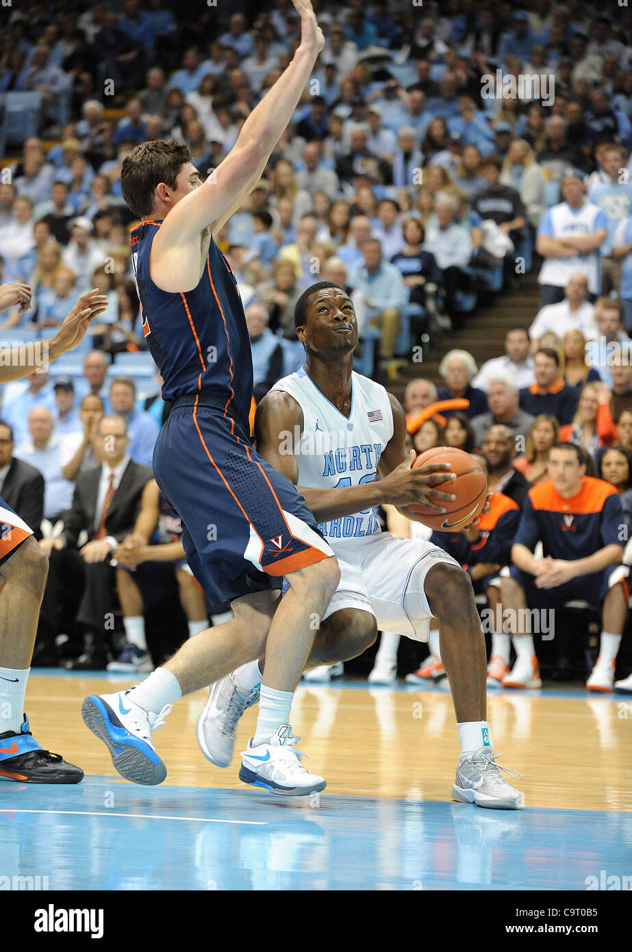 Febbraio 11, 2012 - Chapel Hill, North Carolina, Stati Uniti d'America - North Carolina Tarheels (40) HARRISON BARNES come l'università di North Carolina Tar Heels sconfiggere la Virginia Cavaliers con un punteggio finale di 70-52 come hanno giocato mens college basketball presso il Dean Smith Center situato a Chapel Hill. Copyright Foto Stock