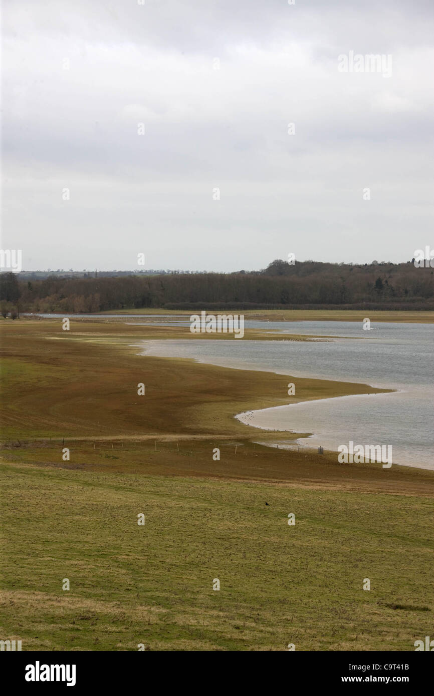 I livelli di acqua sono basse a Rutland acqua vicino a Oakham,Rutland,Inghilterra. Il serbatoio di uno dei più grandi laghi artificiali in Europa e riserva di forniture di acqua potabile in più secchi e più densamente popolato trimestre del Regno Unito.La East Midland e East Anglia sono affacciate sulla restrizione acqua u Foto Stock