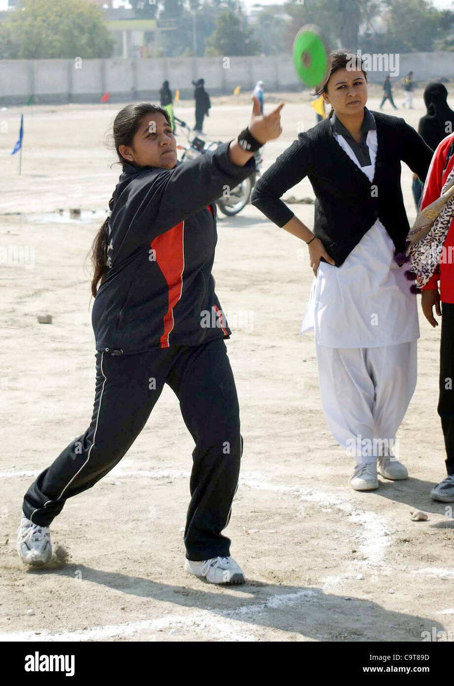 Uno studente getta discus durante il discus buttare evento in occasione delle ragazze Inter-Collegiate atletica del campionato organizzato dalla scheda di istruzione Hyderabad detenute a bordo Stadium il venerdì 17 febbraio, 2012. Foto Stock