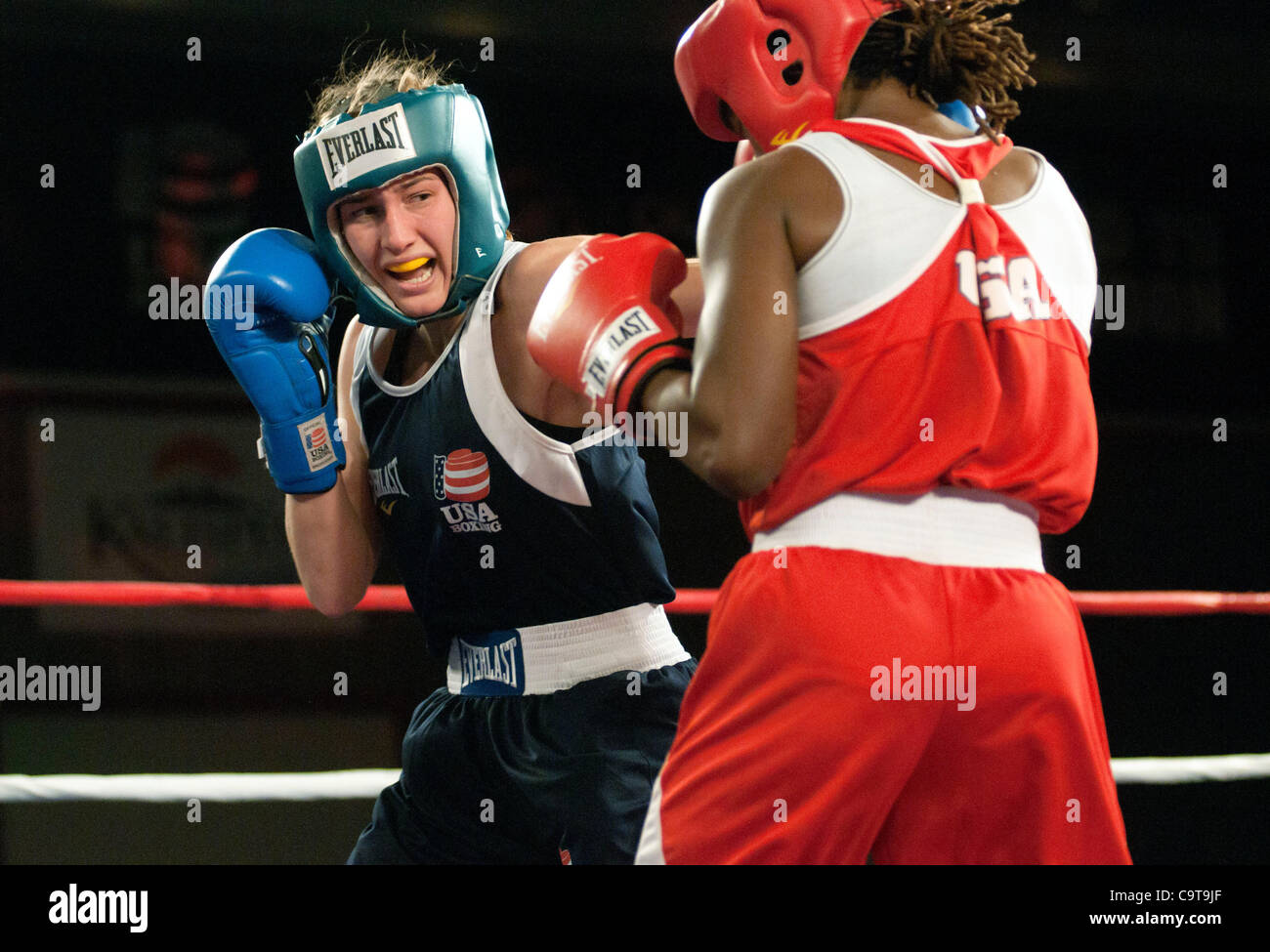 Febbraio 16, 2012 - Spokane, Washington, Stati Uniti d'America - Makaela Mayer terre un punzone su Tiara Brown nel quarto round della U.S. Olympic donna prove di inscatolamento. (Credito Immagine: © Jed Conklin/ZUMAPRESS.com) Foto Stock