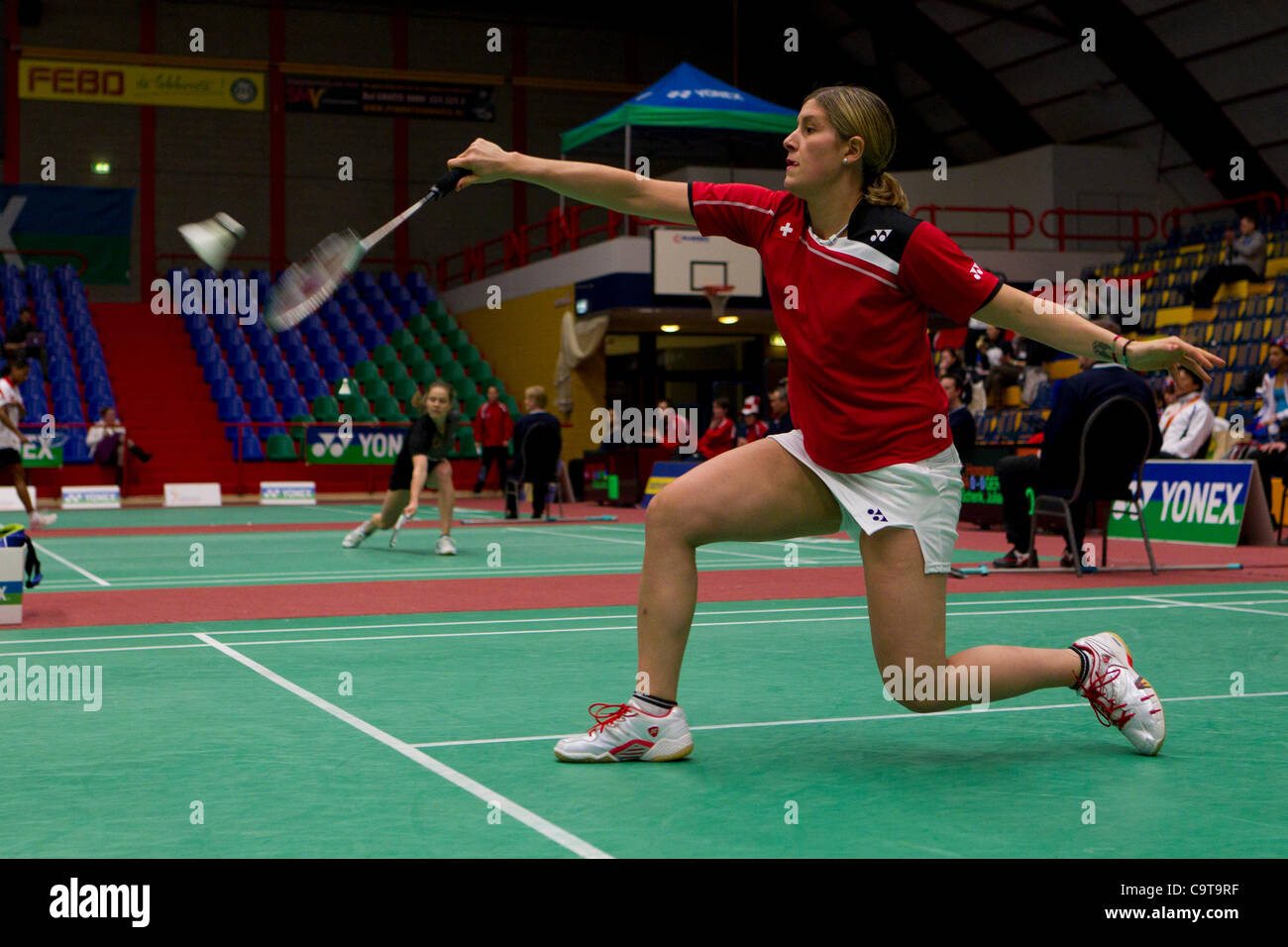 AMSTERDAM, PAESI BASSI, 17/02/2012. Badminton player Jeanine Cicognini (Svizzera, nella foto) perde la sua partita contro Judith Meulendijks (Paesi Bassi) nei quarti di finale della squadra europea campionati Badminton 2012 ad Amsterdam. Foto Stock