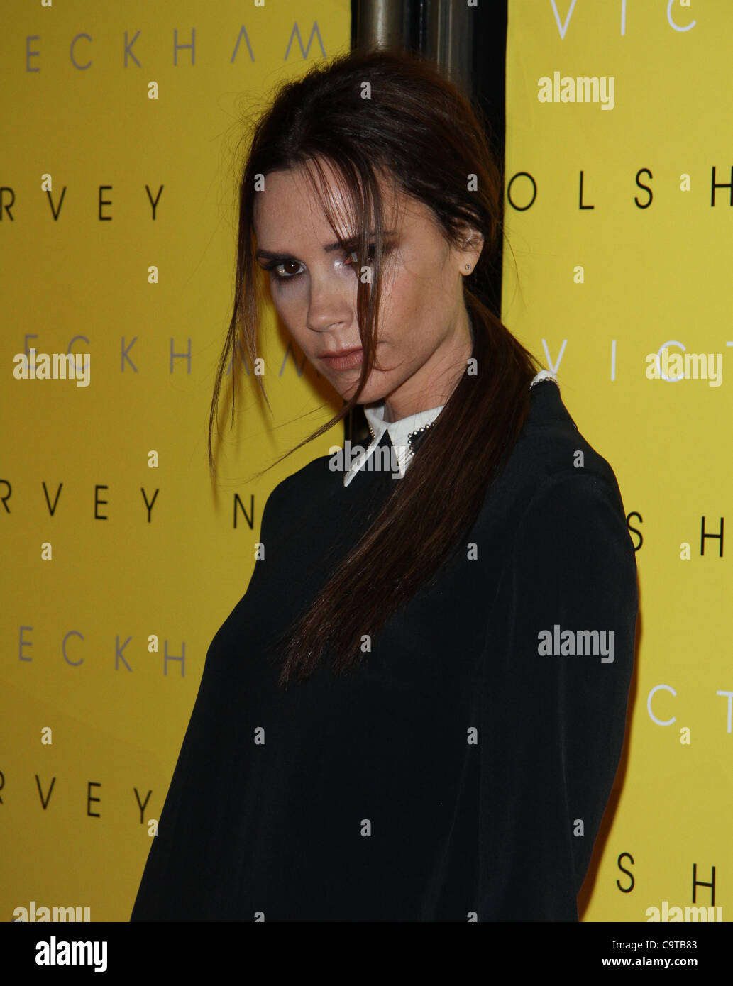 Londra, UK, 17/02/2012 Victoria Beckham - photocall presso il lussuoso grande magazzino Harvey Nichols per festeggiare il lancio della sua Foto Stock