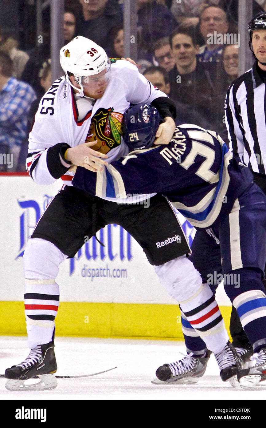 Febbraio 18, 2012 - Columbus, Ohio, Stati Uniti - Chicago Blackhawks ala destra Jimmy Hayes (39) ottiene Columbus Giacche Blu center Derek MacKenzie (24) in una headlock durante una lotta nel secondo periodo di gioco tra il Chicago Blackhawks e Columbus Giacche Blu di Nationwide Arena, Columbus, Ohio. (Cre Foto Stock