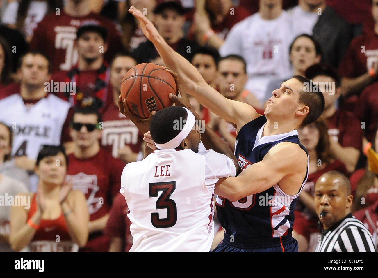 Febbraio 18, 2012 - Philadelphia, Pennsylvania, Stati Uniti - Duquesne Dukes guard T.J. McConnell (20) potrebbe tempio gufi avanti/center Anthony Lee (3). In un gioco che viene giocato al Liacouras Center di Philadelphia, Pennsylvania. Tempio conduce Duquesne a metà da un punteggio di 42-29 (credito Immagine: © Mike McAte Foto Stock