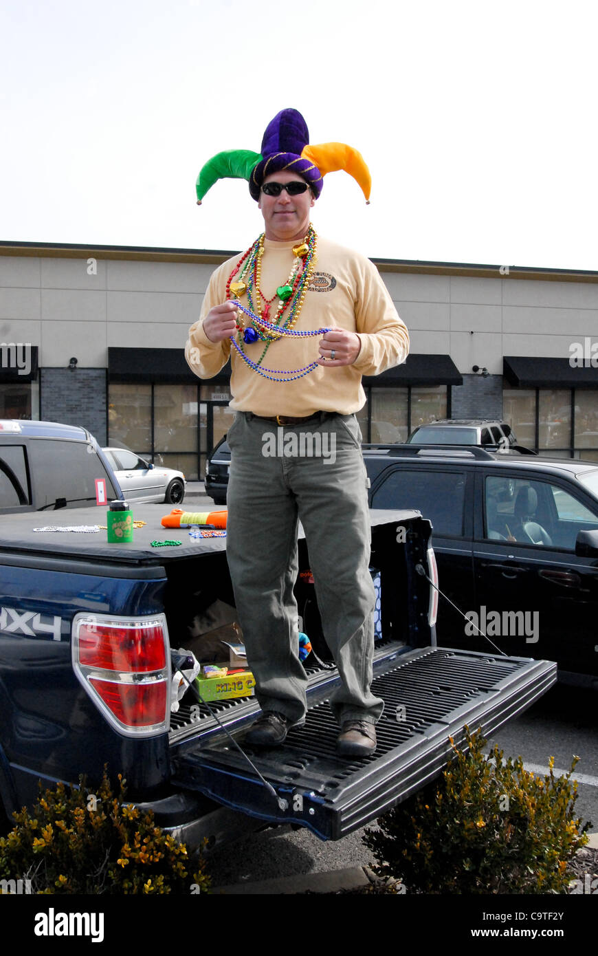 Febbraio 18, 2012 - Saint Louis, Missouri, Stati Uniti - una sfilata watcher utilizzando il portellone del suo carrello per ottenere un vantaggio rispetto al resto della folla per vedere la sfilata di andare da durante il 2012 Mardi Gras Parade e festival all'Soulard del Distretto di St. Louis, MO. (Credito Immagine: © Richard Ulreich/Southcreek/ZU Foto Stock