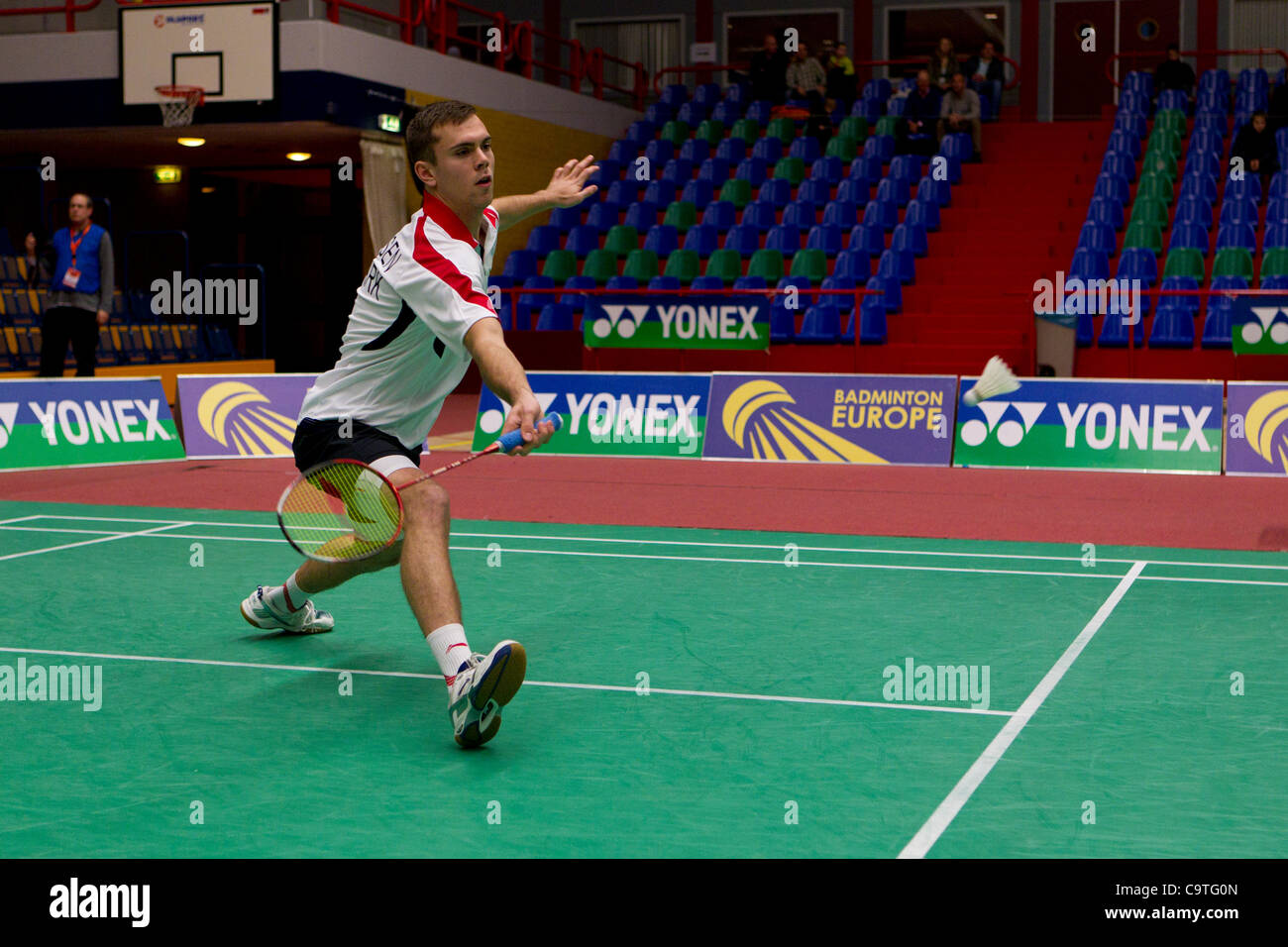 AMSTERDAM, PAESI BASSI, 18/02/2012. Badminton player Ø Gen. Jørgensen (Danimarca) conduce la sua squadra alla vittoria nelle semifinali del Team europeo di Badminton campionati 2012 ad Amsterdam. Foto Stock