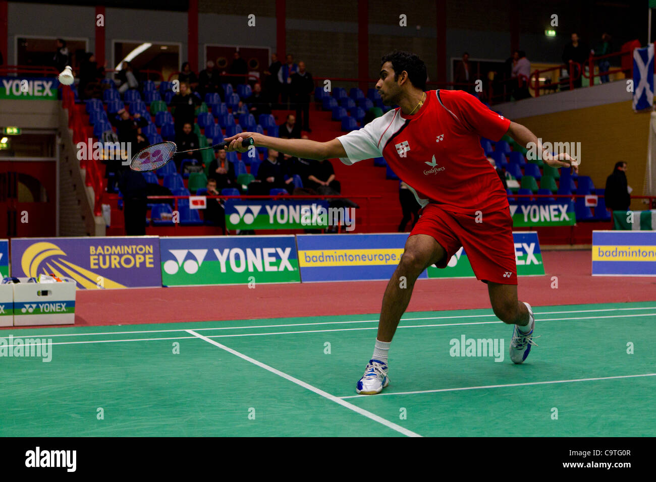 AMSTERDAM, PAESI BASSI, 18/02/2012. Badminton player Rajiv Ouseph (Inghilterra) ha di ritirarsi nella sua partita delle semifinali del Team europeo di Badminton campionati 2012 ad Amsterdam. Foto Stock