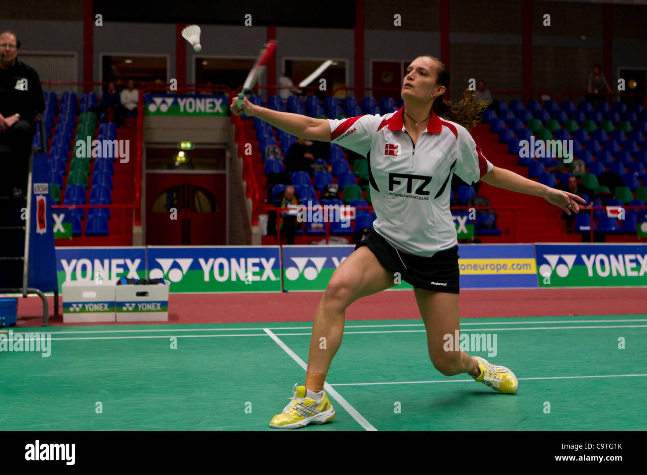 AMSTERDAM, PAESI BASSI, 18/02/2012. Badminton player Baun dentato (Danimarca) conduce la sua squadra alla vittoria nelle semifinali del Team europeo di Badminton campionati 2012 ad Amsterdam. Foto Stock