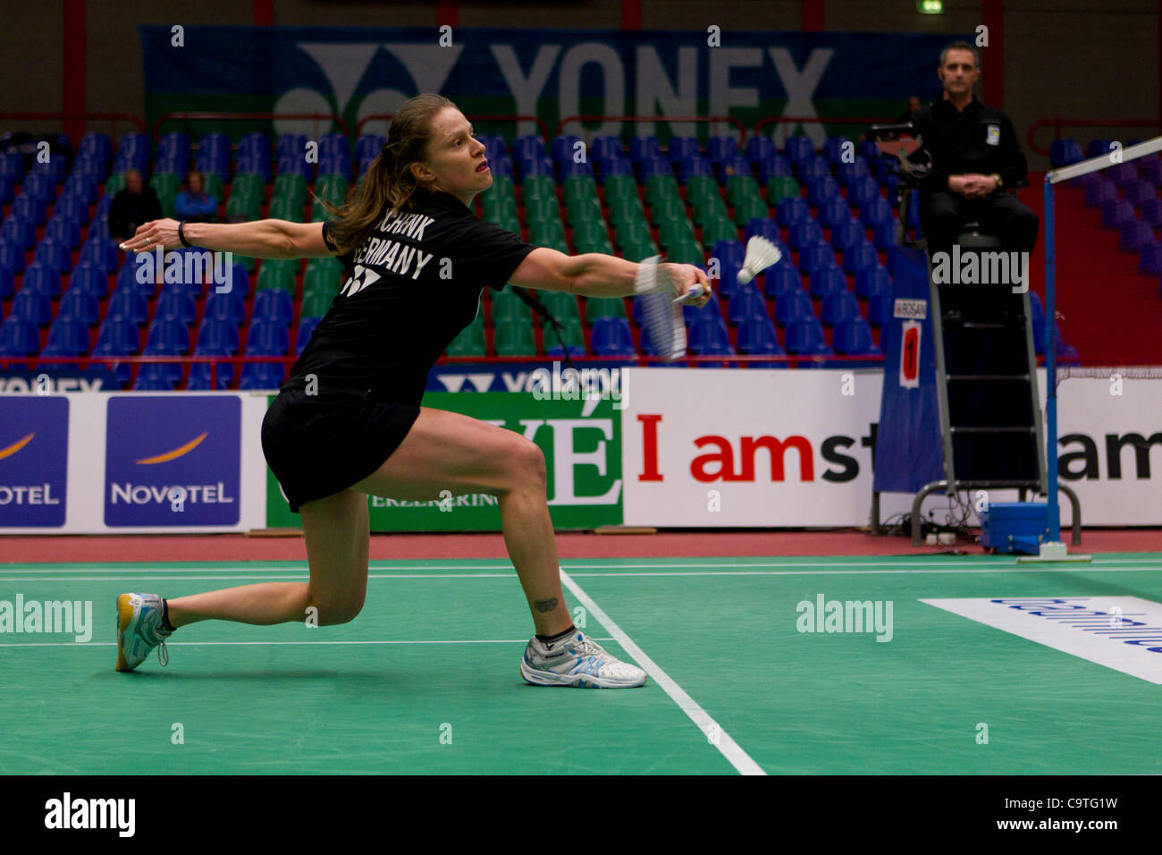 AMSTERDAM, PAESI BASSI, 18/02/2012. Badminton player Juliane Schenk (Germania, nella foto) perde la sua partita contro Judith Meulendijks (Paesi Bassi) nelle semifinali del Team europeo di Badminton campionati 2012 ad Amsterdam. Foto Stock