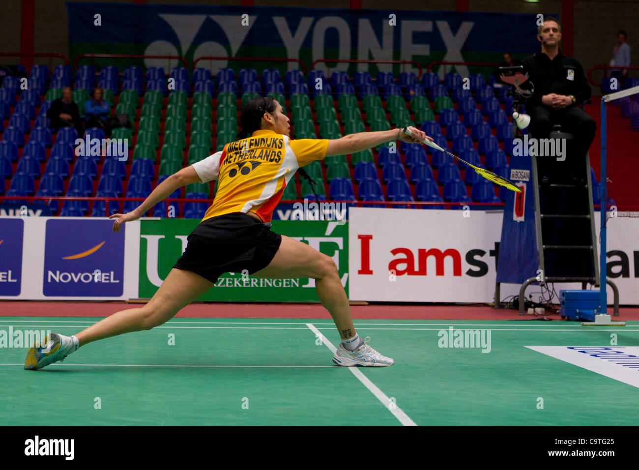 AMSTERDAM, PAESI BASSI, 18/02/2012. Badminton player Judith Meulendijks (Paesi Bassi, nella foto) battiti Juliane Schenk (Germania) nelle semifinali del Team europeo di Badminton campionati 2012 ad Amsterdam. Foto Stock