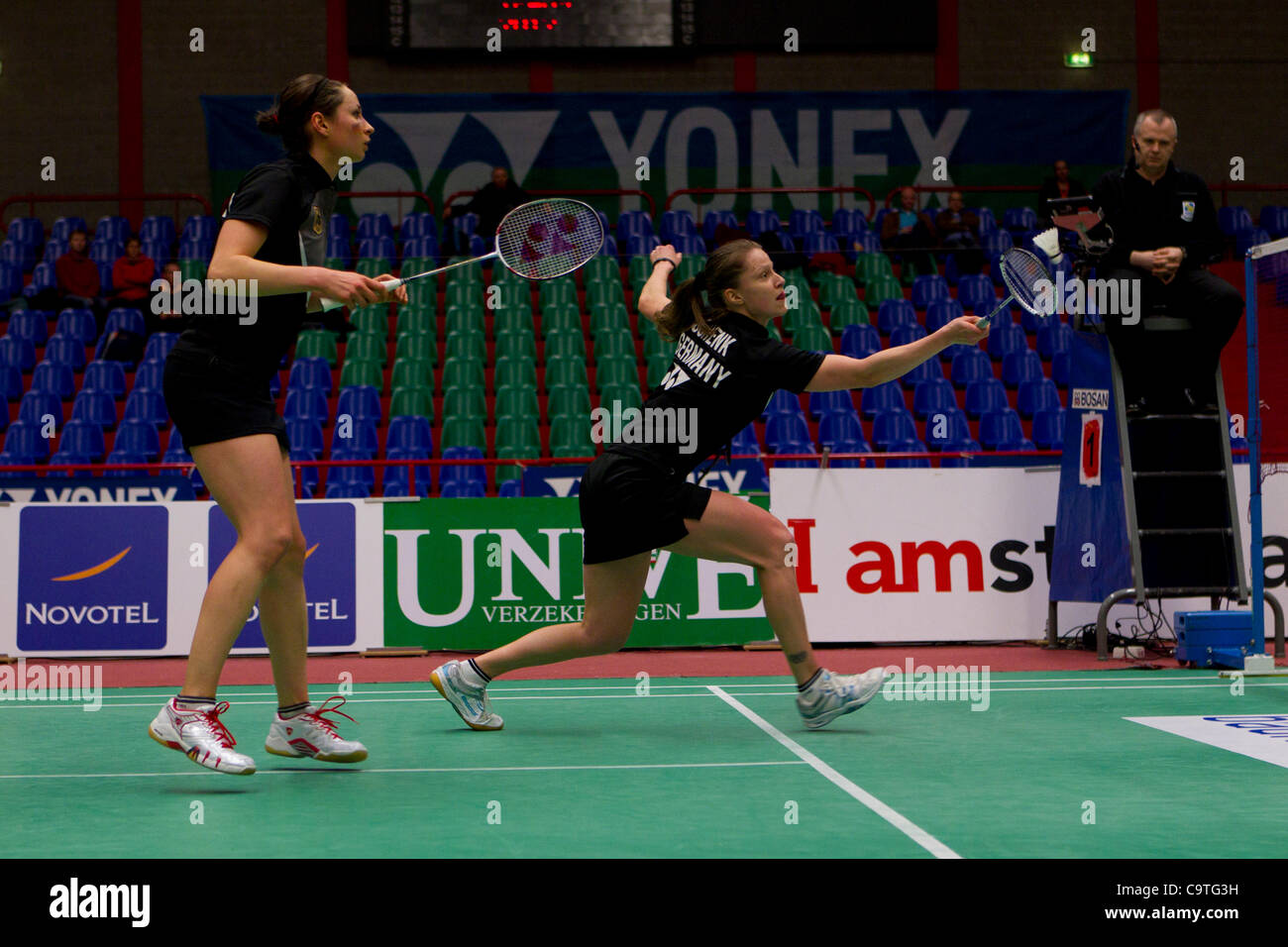 AMSTERDAM, PAESI BASSI, 18/02/2012. Badminton Giocatori Johanna Goliszewski (sinistra) e Juliane Schenk (destra) battere l'olandese nelle semifinali del Team europeo di Badminton campionati 2012 ad Amsterdam. Foto Stock