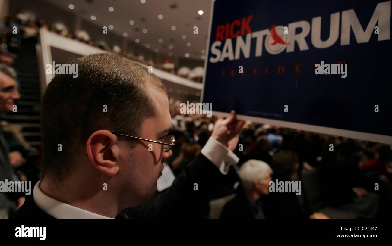 Sostenitore GIOVANNI QUALLS di Forsyth County detiene un Rick Santorum per presidente segno come l'ex senatore della Pennsylvania parla di una campagna evento presso la prima chiesa Redentore. Una folla di overflow di circa 3 mila sono venuti ad ascoltare santorum parla. Foto Stock