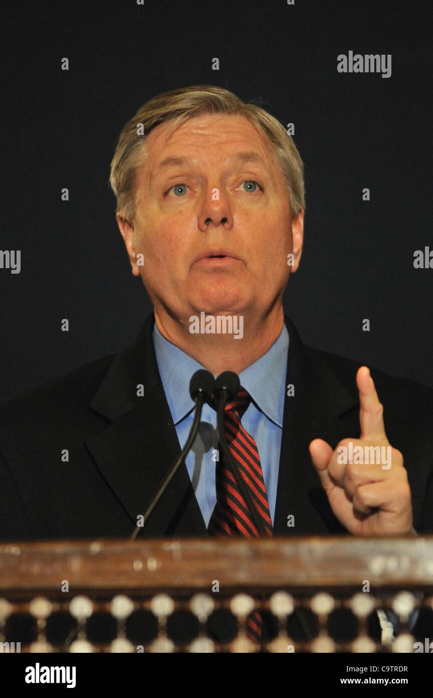 Il Cairo, Egitto. 20 feb 2012. Il senatore Lindsey Graham (Sud Carolina) parla con la stampa dopo una breve visita in Egitto dove lui e la bi-partigiano Comitato del Senato trip (tra cui il senatore Jeff Beauregard, il Senatore John Hoeven, Il senatore John McCain e il senatore Richard Blumenthal) si è incontrato con i leader egiziano. Foto Stock