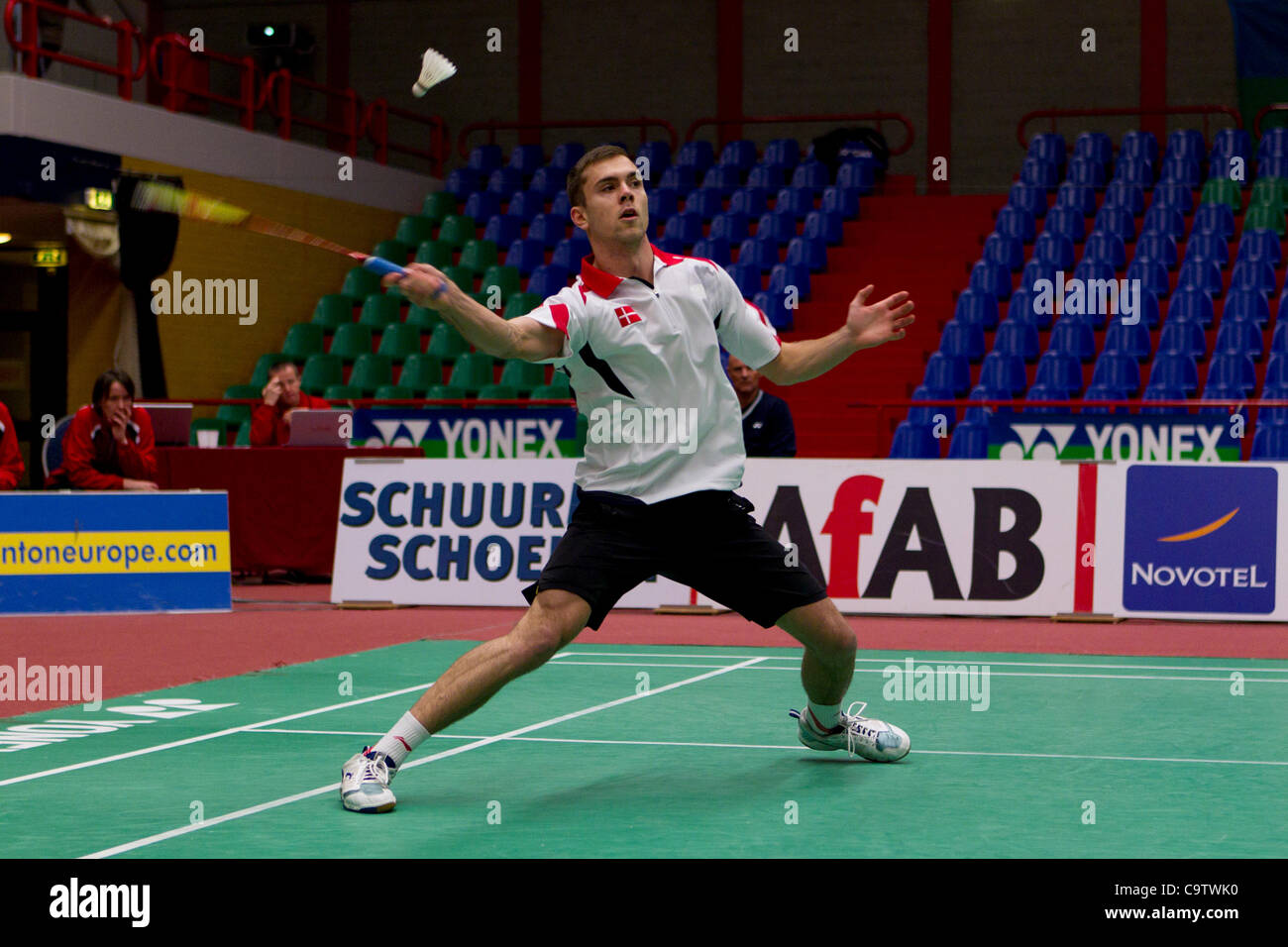 AMSTERDAM, PAESI BASSI, 19/02/2012. Badminton player Ø Gen. Jørgensen (Danimarca, nella foto) vince la sua partita contro Marc Zwiebler (Germania) nella fase finale del Team europeo di Badminton campionati 2012 ad Amsterdam. Foto Stock