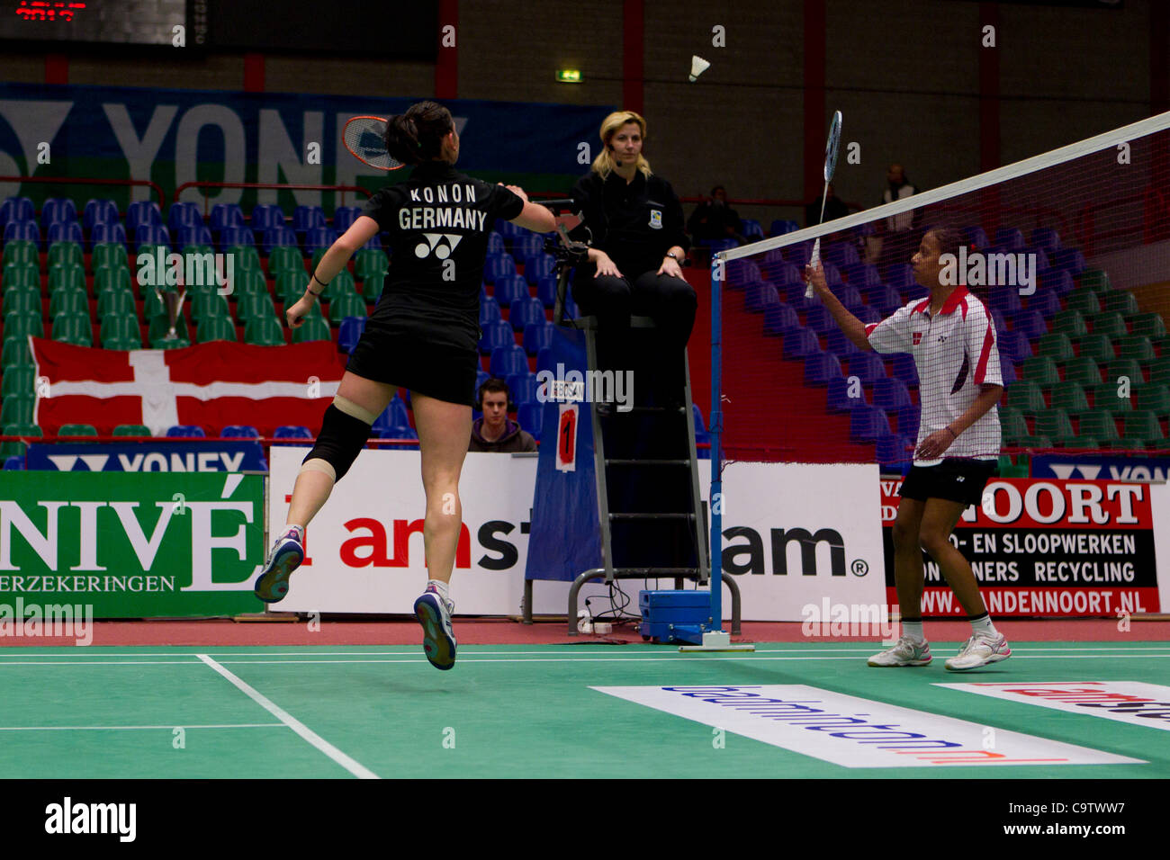 AMSTERDAM, PAESI BASSI, 19/02/2012. Badminton player Olga Konon (Germania, sinistra) vince la sua partita contro Karina Jørgensen (Danimarca, destra) nella fase finale del Team europeo di Badminton campionati 2012 ad Amsterdam. Foto Stock