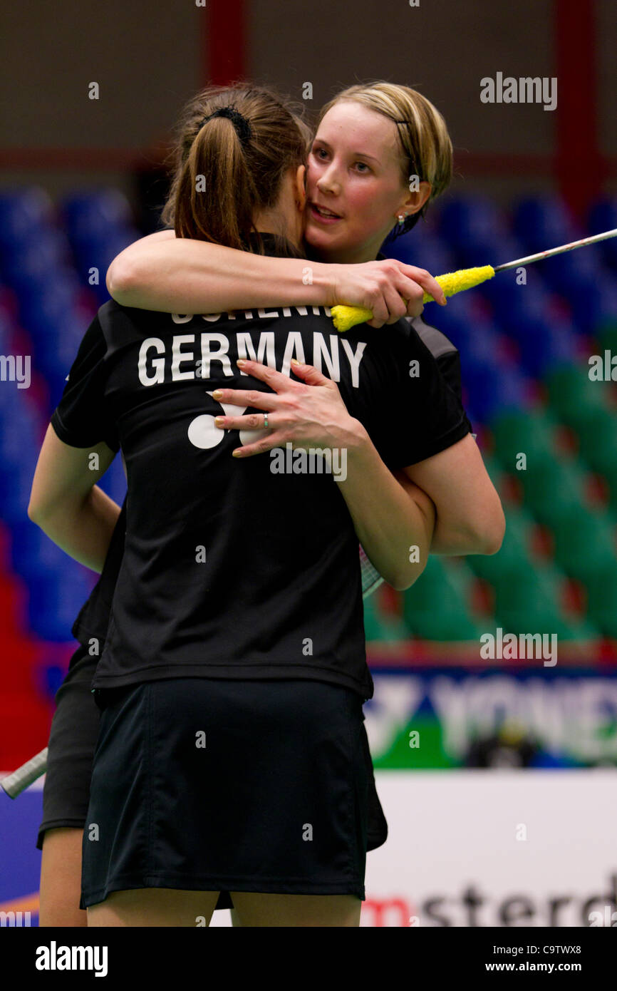 AMSTERDAM, PAESI BASSI, 19/02/2012. Badminton Giocatori Juliane Schenk (sinistra) e Brigit Michels (destra) vincere la loro partita contro i danesi nella fase finale del Team europeo di Badminton campionati 2012 ad Amsterdam. Foto Stock