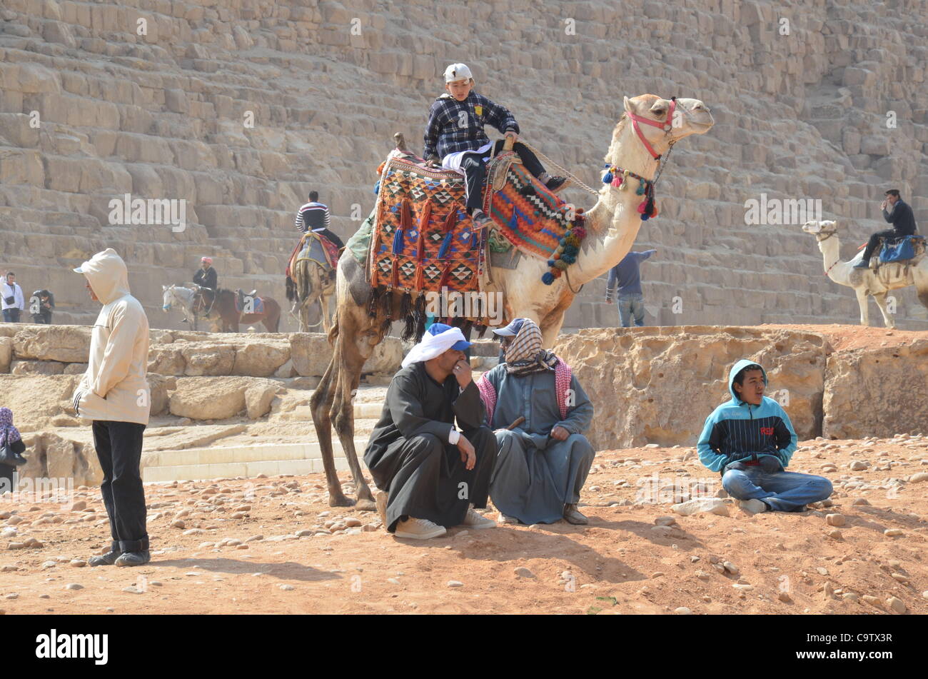 I numeri del turismo presso le Piramidi di Giza sono giù dopo la primavera araba ma più turisti arabo sono venuta piuttosto che quelli occidentali. Foto Stock