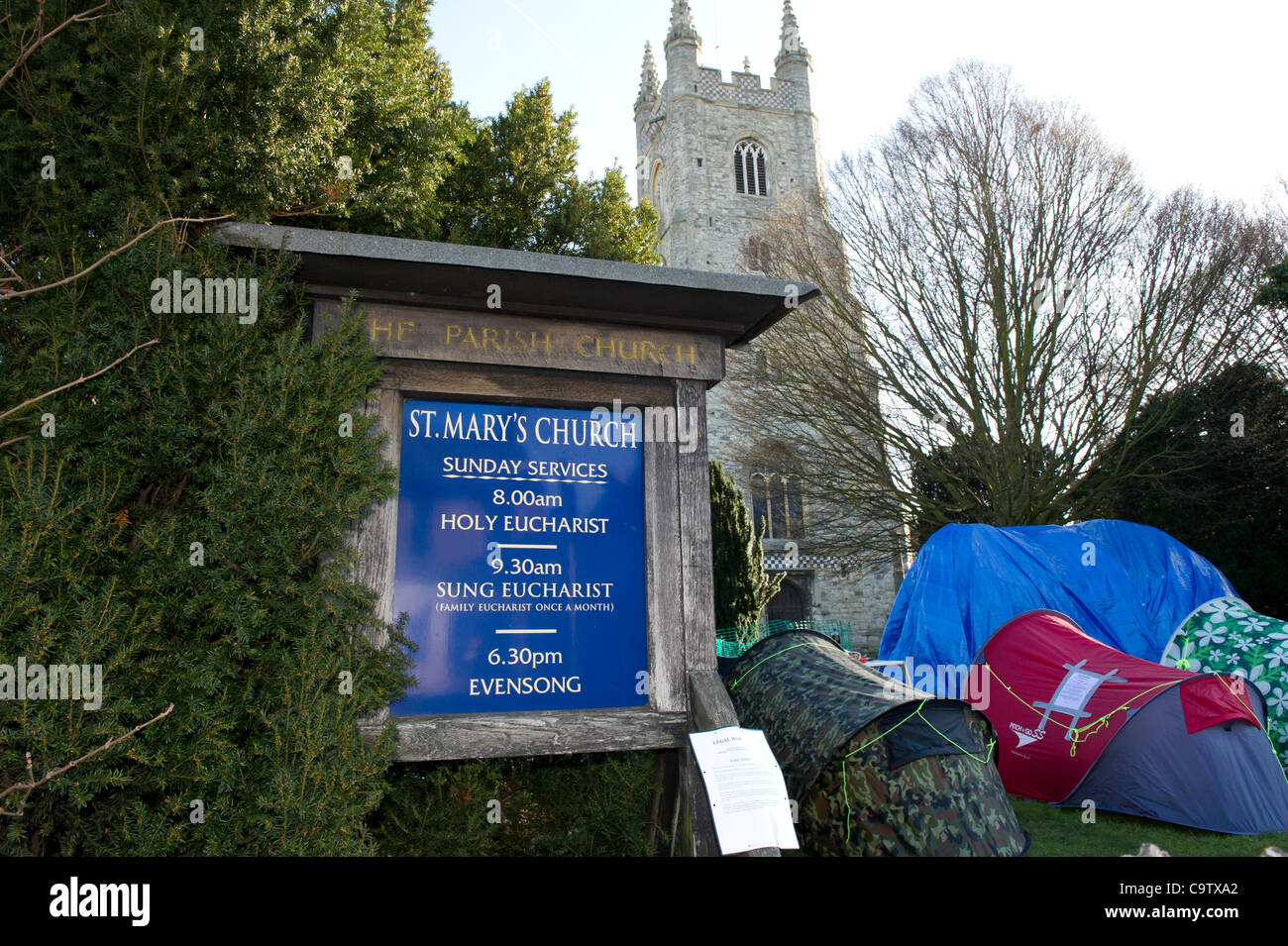 21 febbraio 2012. Occupare Southend ha impostato il suo accampamento nella motivazione della chiesa di Santa Maria in prossimità del centro città. Si sono mossi nella Domenica dopo mesi di pianificazione meticolosa. Foto Stock