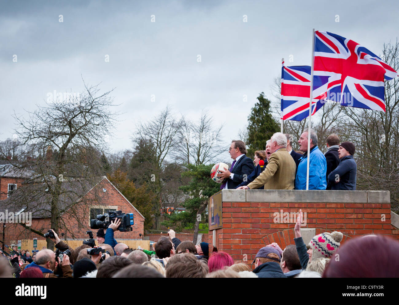 Il dr Paul Kirtley, un Ashbourne GP, con altri membri della Royal comitato per il calcio, si prepara a buttare la palla al Shrovetide Football Match, Ashbourne, Derbyshire, Regno Unito, martedì 21 febbraio, 2012. L antico gioco è reputato aver avuto per 1000 anni. Foto Stock