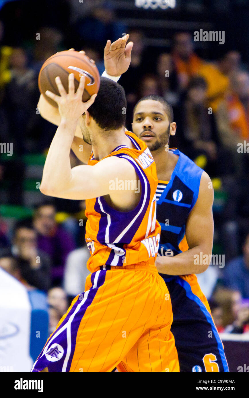 21/02/2012 - Fonteta de Sant Lluis, VALENCIA / Spagna - Basket Eurocup - Valencia Basket Club vs. BCM Gravelines --------------- Rudy Jomby dal BCM Gravelines difendere Rafa Martinez da Valencia BC Foto Stock