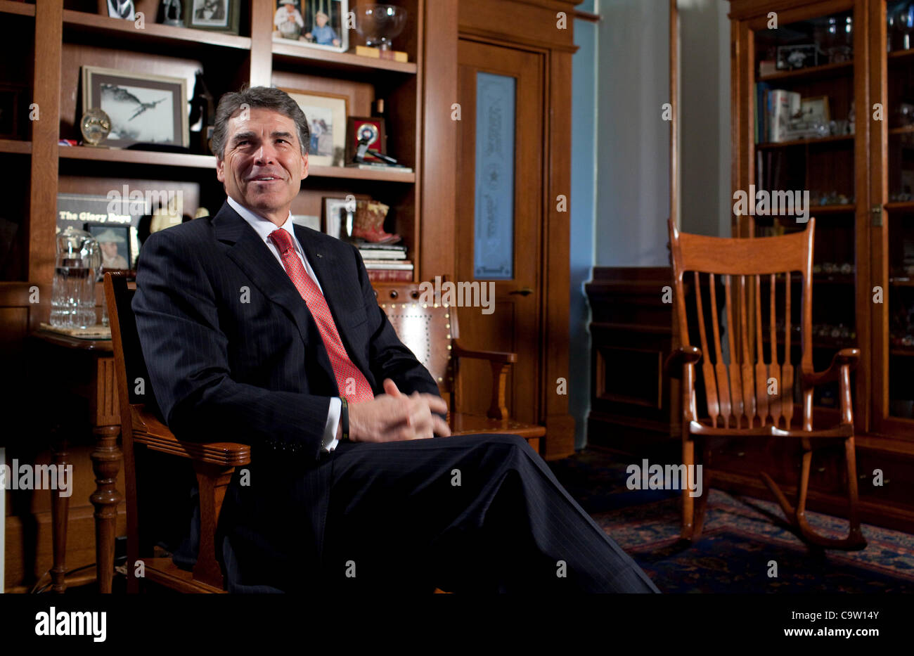 Austin, Texas, Stati Uniti d'America. 21 feb 2012. Rick Perry si siede per la sua prima intervista estesa dal momento che la caduta di una offerta per il repubblicano nomina presidenziale, dice che sicuramente correre per la rielezione come governatore del Texas ed eventualmente prendere un altro pugnalata al 2016 elezioni presidenziali. Foto Stock
