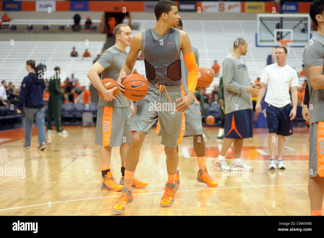 Febbraio 22, 2012 - Syracuse, New York, Stati Uniti - Siracusa protezione arancione Michael Carter-Williams (1) dribbling la palla attorno alla corte nel corso del pregame warm-up come la Orange preparati ad assumere il South Florida tori al Carrier Dome in Syracuse, New York. (Credito Immagine: © Michael Johnson/Southcreek/ZUMAPRESS.c Foto Stock