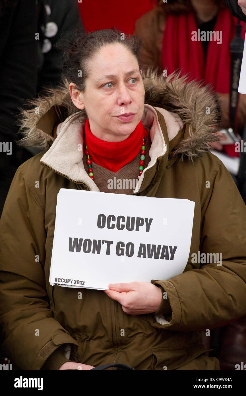 Occupare Londra falliscono nel loro ricorso in tribunale. Ciò significa che il loro sfratto è ora in grado di procedere. Essi ritorno al campo per decidere cosa fare da discutere nel loro "università" tenda. San Paolo Catherdral, Londra, UK, 22 febbraio 2012. Foto Stock