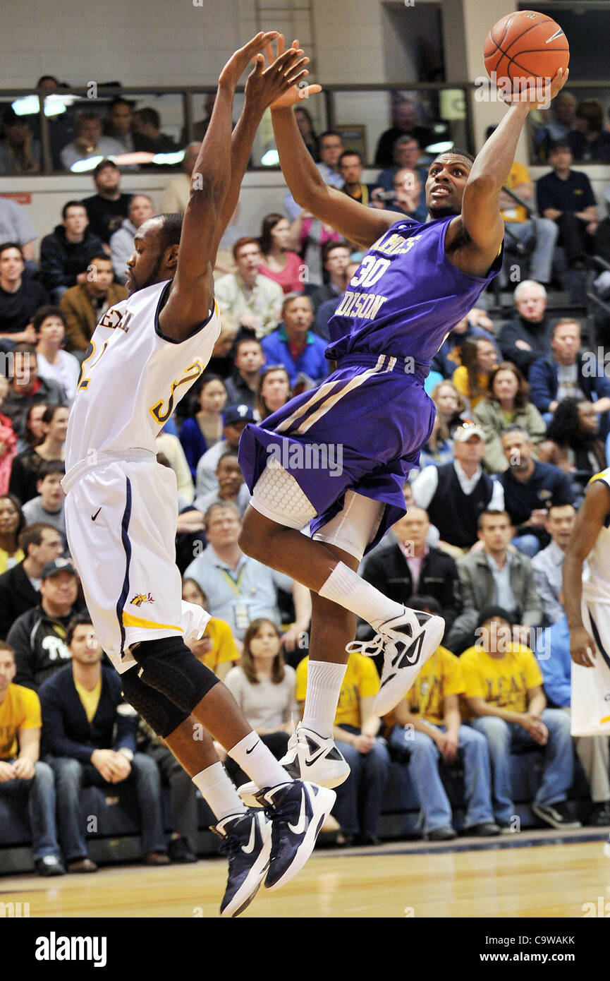 Febbraio 22, 2012 - Philadelphia, Pennsylvania, Stati Uniti - James Madison Duchi guard Arman marchi (30) pone un disagevole shot come Drexel Dragons guard Derrick Thomas (32) tenta di difendere durante il NCAA pallacanestro tra la Drexel Dragons e James Madison Duchi al Daskalakis Centro Atletico in Phi Foto Stock