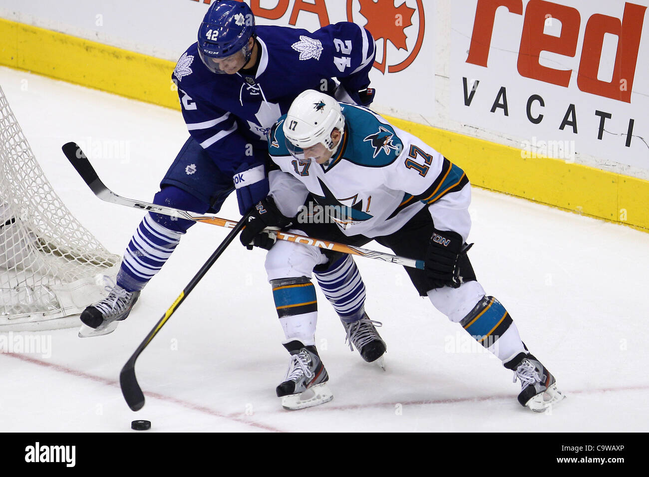 Febbraio 23, 2012 - Toronto, Ontario, Canada - Toronto Maple Leaf avanti Tyler Bozak (42) e San Jose Sharks avanti Torrey Mitchell (17) battaglia per il puck durante l'azione di NHL a Air Canada Centre di Toronto, Ontario. San Jose sconfitto Toronto 2-1. (Credito Immagine: © Jay Gula/Southcreek/ZUMAPRESS.co Foto Stock