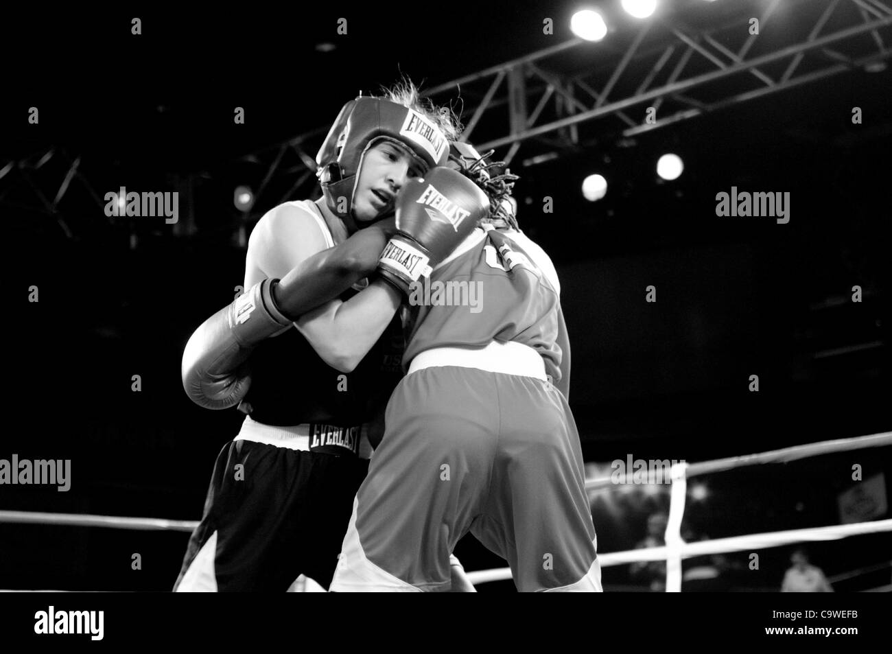 Febbraio 16, 2012 - Spokane, Washington, Stati Uniti d'America - Mikaela Mayer poggia su Tiara Brown durante la loro lotta a Stati Uniti donna boxe prove olimpiche. (Credito Immagine: © Jed Conklin/ZUMAPRESS.com) Foto Stock