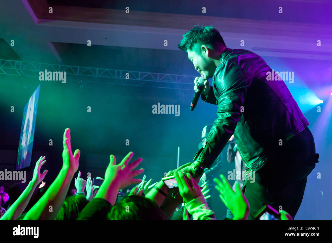 LINCOLN, CA - 24 febbraio: Nicky Lee con Aziatix esegue al Thunder Valley Casino Resort a Lincoln, la California il 24 febbraio 2012 Foto Stock