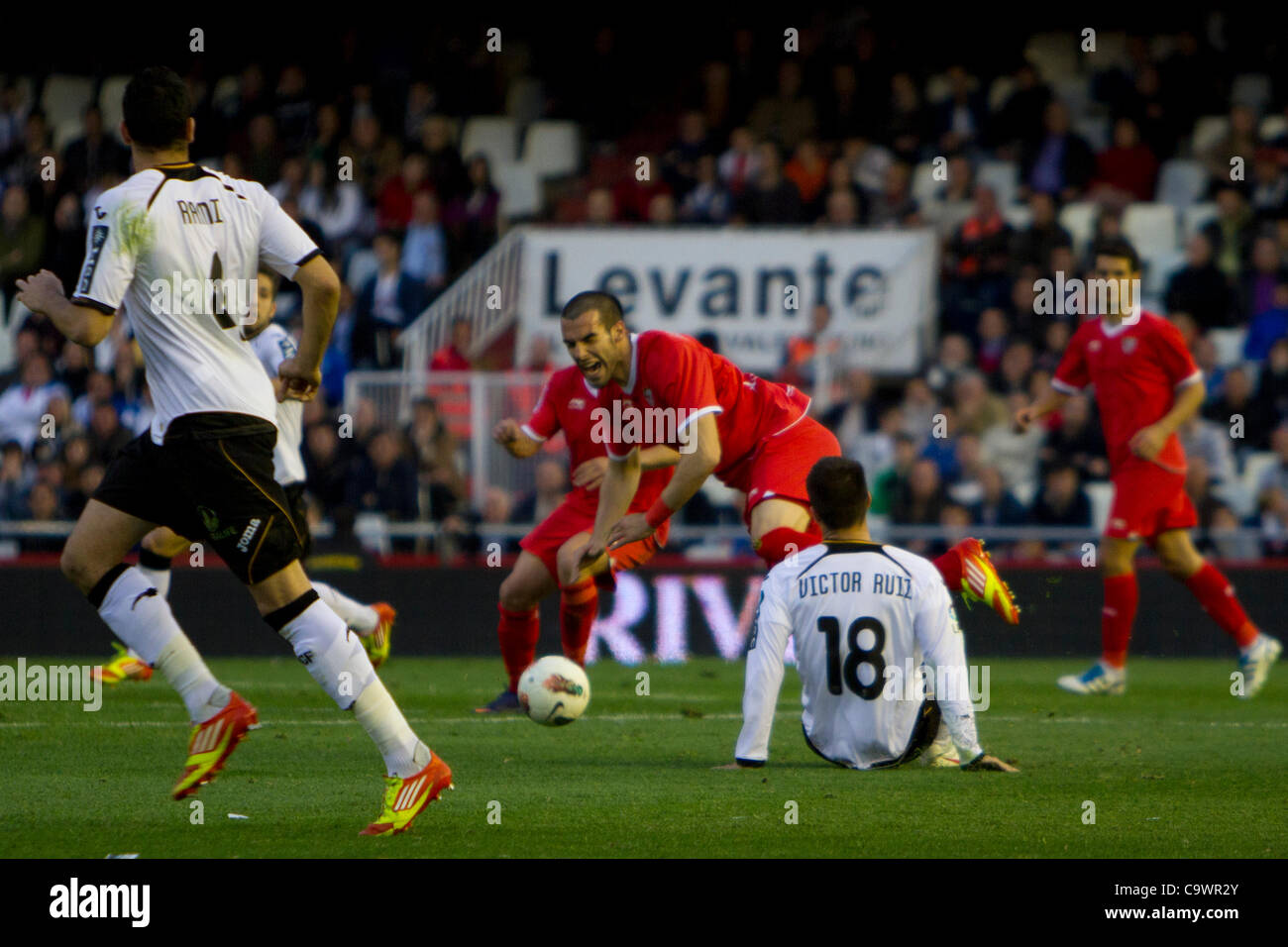 26/02/2012 - Estadio Mestalla, VALENCIA / Spagna - Calcio La Liga - Valencia FC vs Sevilla FC - giornata 25 --------------- Alvaro Negredo da Sevilla CF nel dolore dopo che egli riceve un affrontare da Victor Ruiz da Valencia CF Foto Stock